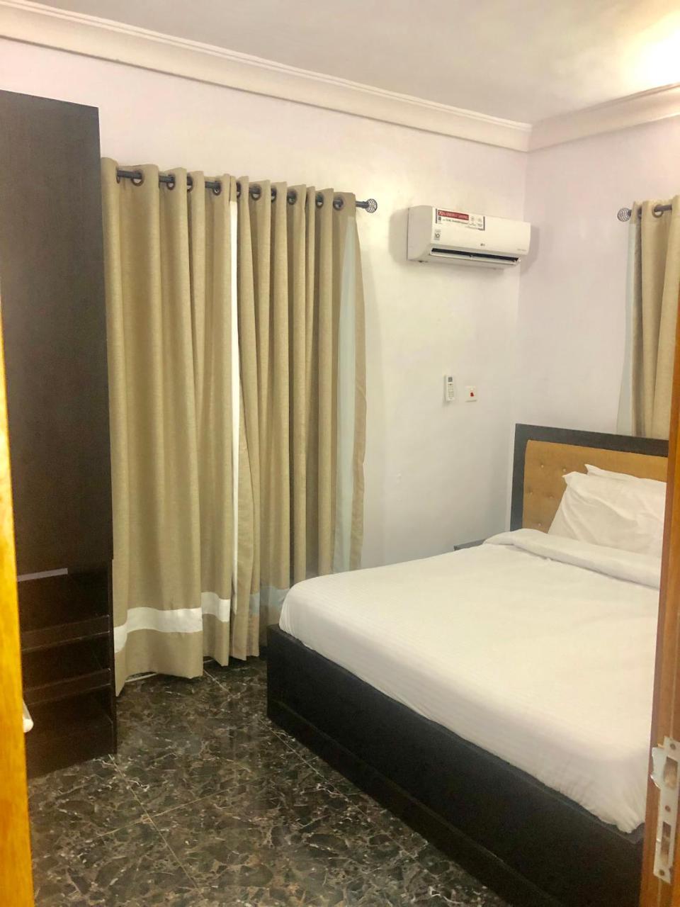 24/7 Luxury Apartment Лагос Екстериор снимка